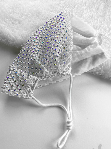 Маска защитная тканевая женская со стразами и кристаллами, белая фото 3